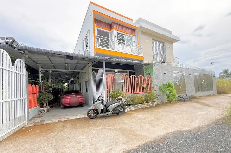 Nhà 2 tầng tại Tân Bửu, Bến Lức 128m² giá 3.35 tỷ - Bán gấp, nội thất sang trọng!