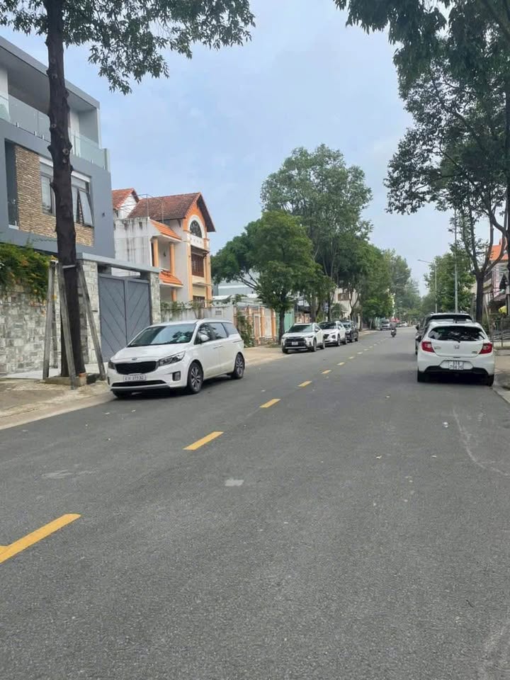 Nhà 3 tầng KDC Chánh Nghĩa 200m² giá 16 tỷ - Đường nhựa thông thoáng, sổ hồng chính chủ!