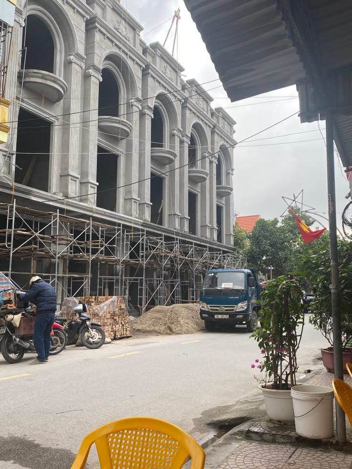 Bán gấp FrontHouse tại đường Đông Hải 1, Hải Phòng - 60m² giá 7.5 tỷ, vị trí đắc địa kinh doanh!