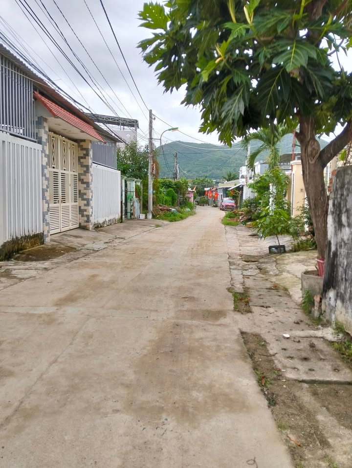 Đất nền mặt đường La Văn Cầu, Nha Trang 300m² giá 5.4 tỷ - Sổ riêng chính chủ!