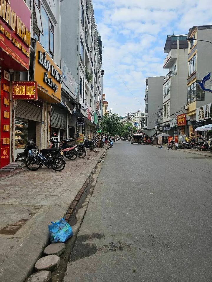 Nhà mặt phố Chợ Văn Điển 57m² giá 15,99 tỷ - Kinh doanh đa dạng, dân cư đông đúc!