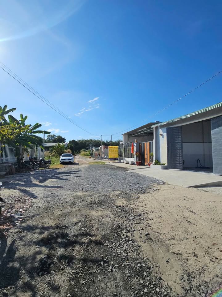 Nhà sân vườn Long Hoa Tây Ninh 175m² giá 1.49 tỷ - Dân cư yên tĩnh, xe ô tô vào tận nơi!