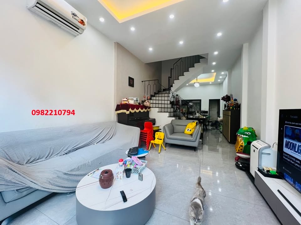 Nhà phố Nguyễn Khánh Toàn 44m² giá 11 tỷ - Sổ đỏ chính chủ, thoáng sáng!