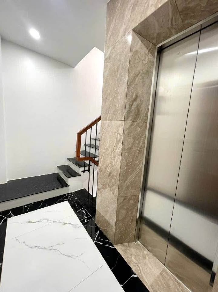 Nhà 5 tầng Xuân La 34m² giá 10 tỷ - Sẵn ở ngay, ô tô đỗ cửa!