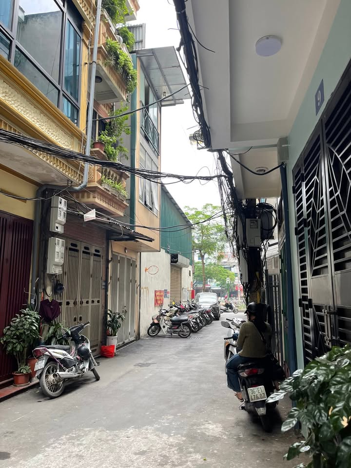 Nhà phố Ngã Tư Sở 52m² giá 9.3 tỷ - Mặt tiền 4.4m, sổ đỏ chính chủ!