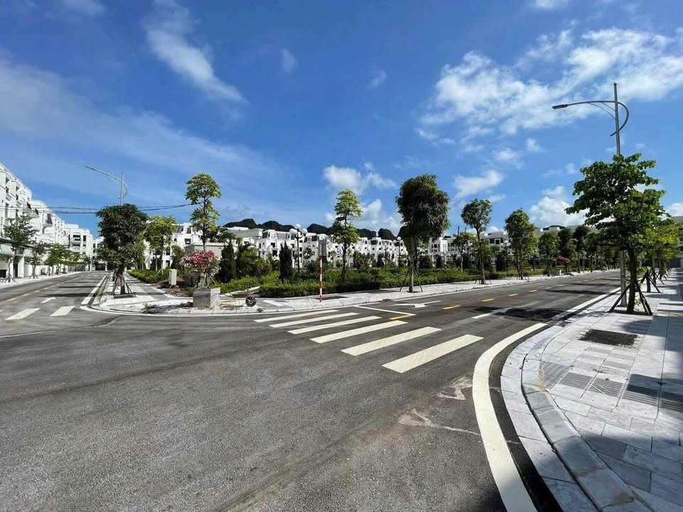 Townhouse La Emera Khe Cá Hạ Long 96m² - Sổ đỏ chính chủ, cạnh vườn hoa lớn!