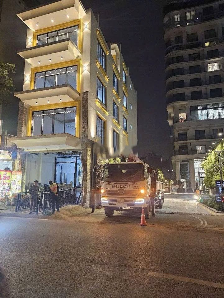 Nhà mặt phố Hoàng Hoa Thám, Ba Đình 130m² giá 100 triệu - Mặt tiền 3 mặt thoáng!