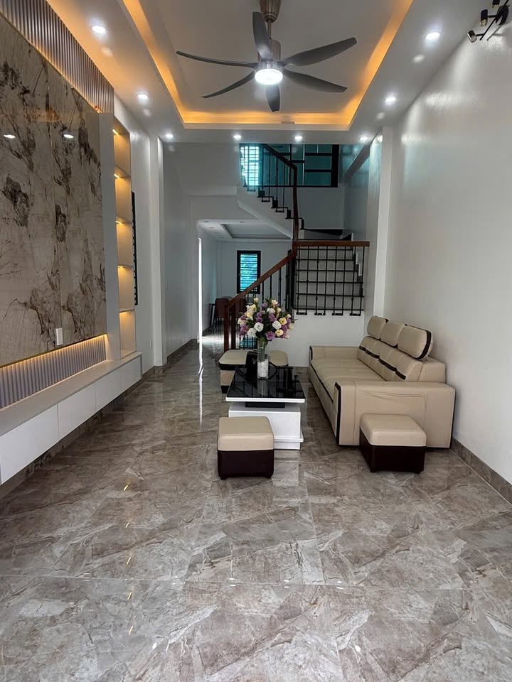 Nhà góc 3 tầng đường Hồ Xuân Hương, Hải Dương 45m² giá 2.65 tỷ - Sân rộng thoải mái sử dụng!