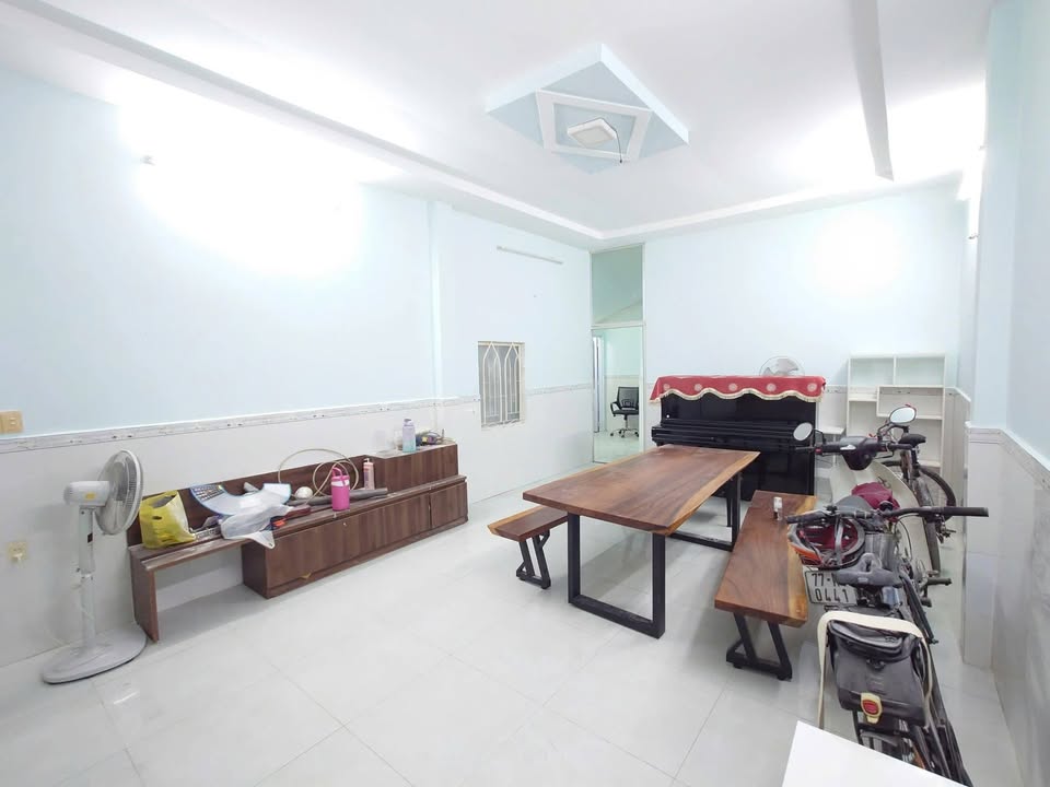 Nhà C4 căn góc Phước Long B, Thủ Đức 50m² giá 4.25 tỷ - Thiết kế mát mẻ, không gian thoáng đãng!