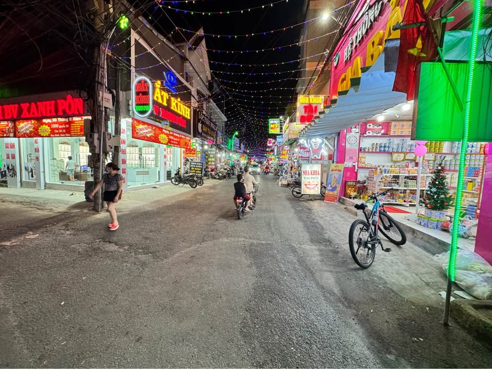 Bán gấp FrontHouse 200m² mặt tiền chợ Trại Bò - Giá chỉ 9.5 tỷ VND!