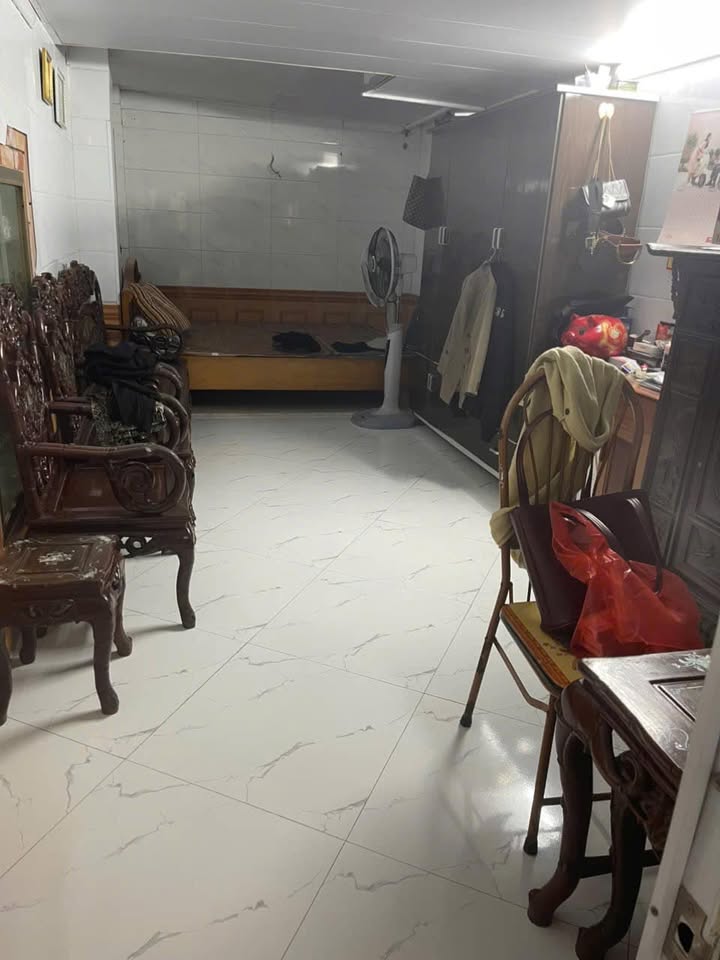 Căn hộ Tập thể Tân Mai 40m² giá 1.4 tỷ - Ngõ thông thoáng, gần đường lớn!