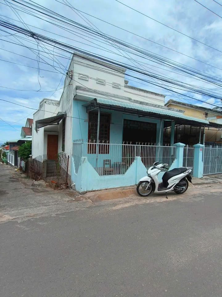 Nhà cấp 4 phường Mũi Né - Phan Thiết 238m² giá 5.5 tỷ - Góc 2 mặt tiền, cách biển 100m!