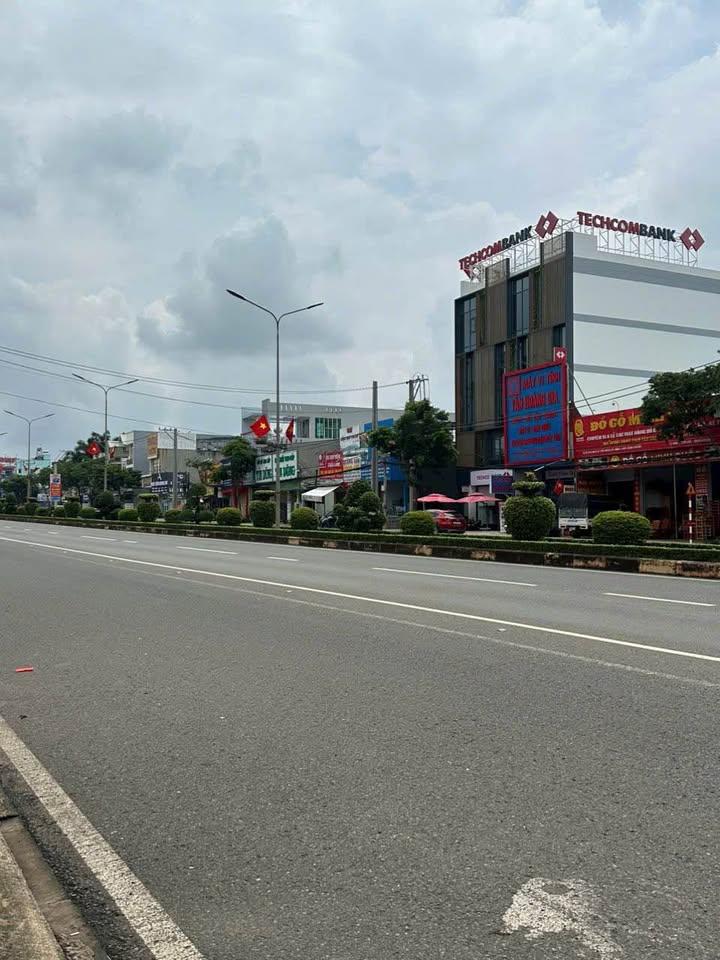 Nhà mặt tiền 3 mặt - Quốc lộ 14, Đồng Xoài 300m² giá 24 tỷ - Vị trí đắc địa ngay trung tâm!