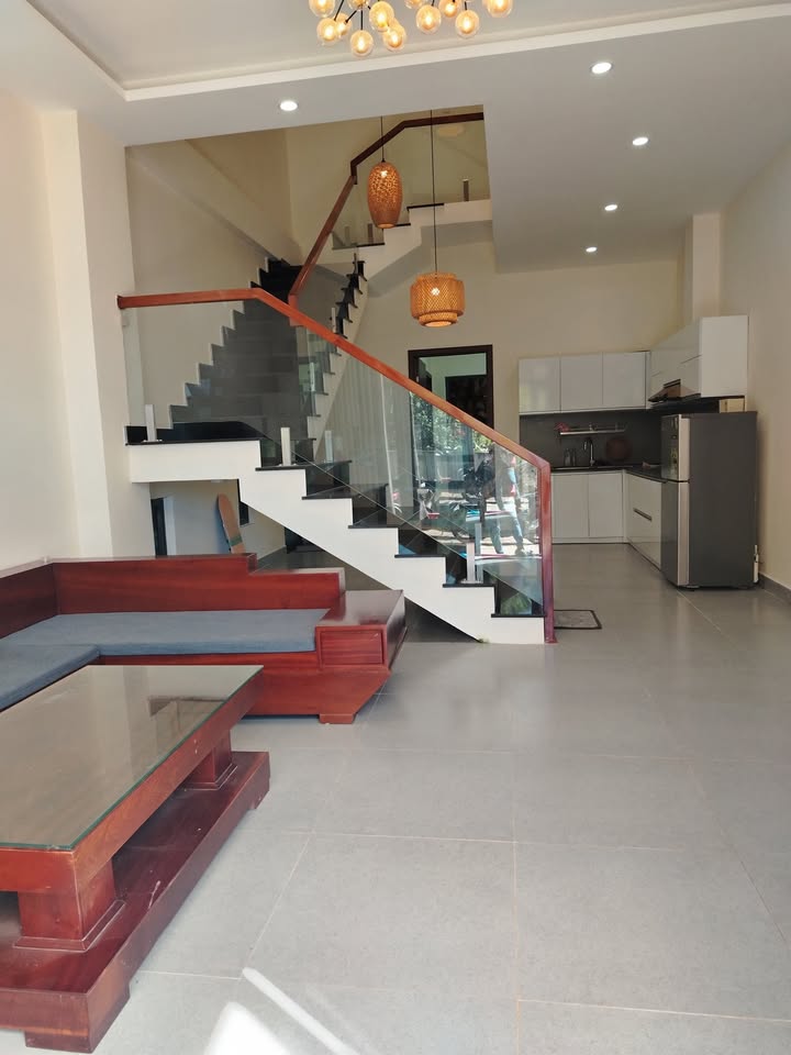 Nhà phố Mê Linh Đà Lạt 100m² giá 4.75 tỷ - Thiết kế hiện đại, không gian thoáng đãng!