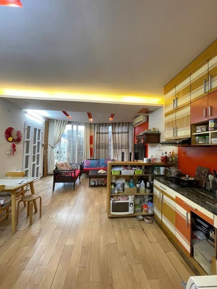 Căn hộ tập thể Nguyễn Thái Học 80m² giá thương lượng - Không gian thoáng đãng, đầy đủ tiện nghi!