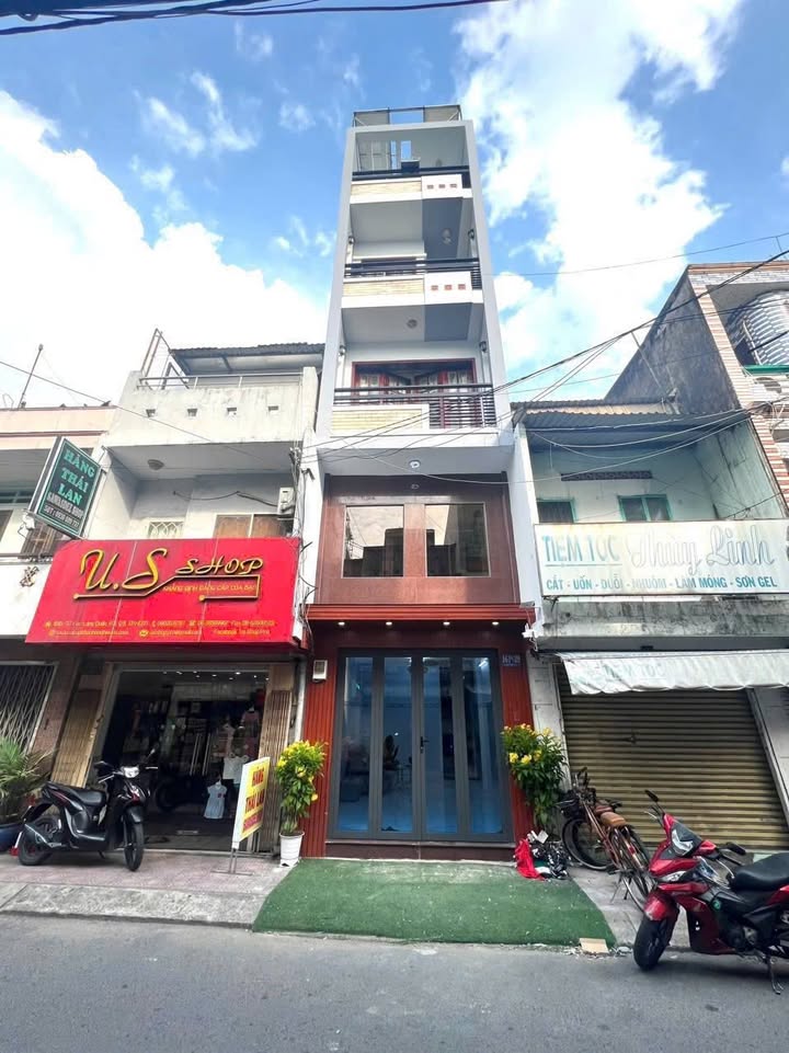 Nhà nguyên căn cho thuê tại Q11 - 6 phòng ngủ, giá 18 triệu/tháng!