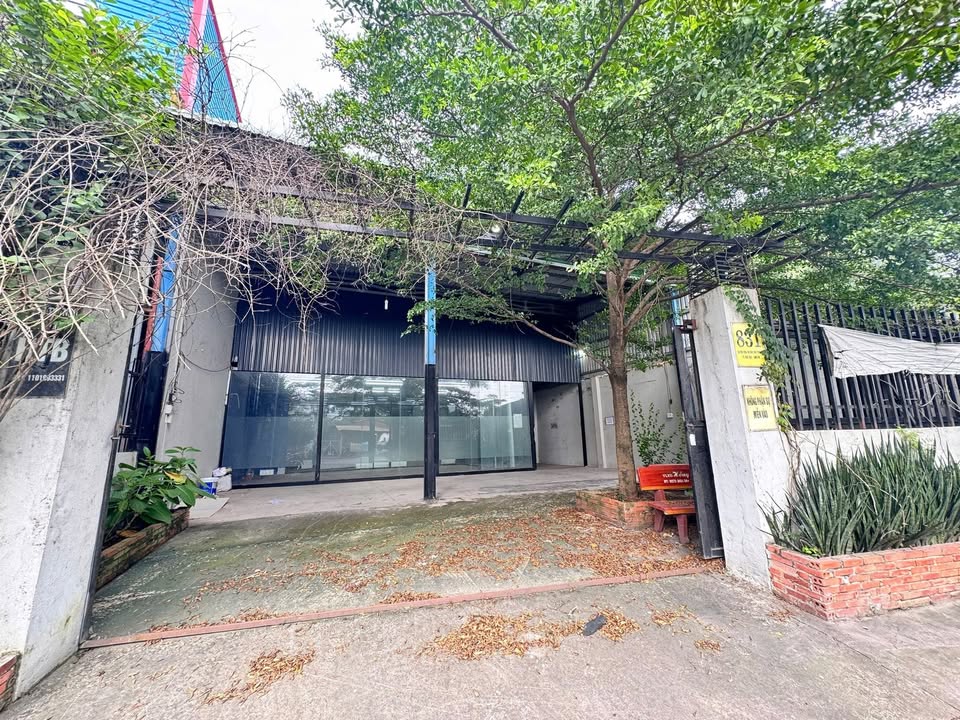 Kho xưởng Hóc Môn 400m² giá 8.5 tỷ - Mặt tiền đường nhựa thuận lợi!