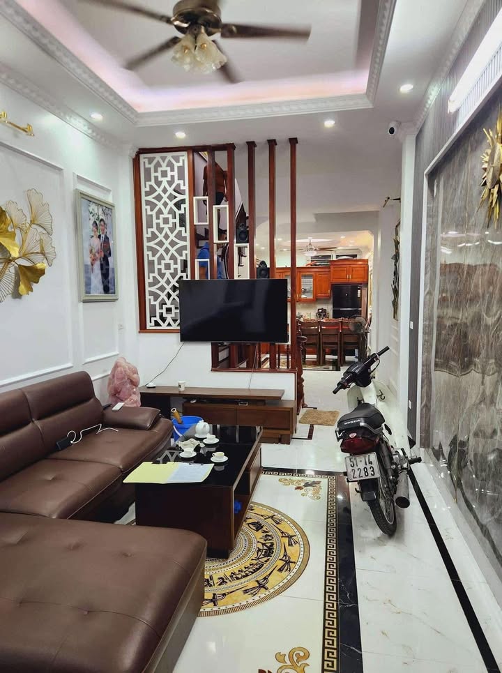 Nhà 6 tầng Hoàng Quốc Việt 45m² giá 13.2 tỷ - Sổ đỏ chính chủ, tặng nội thất!