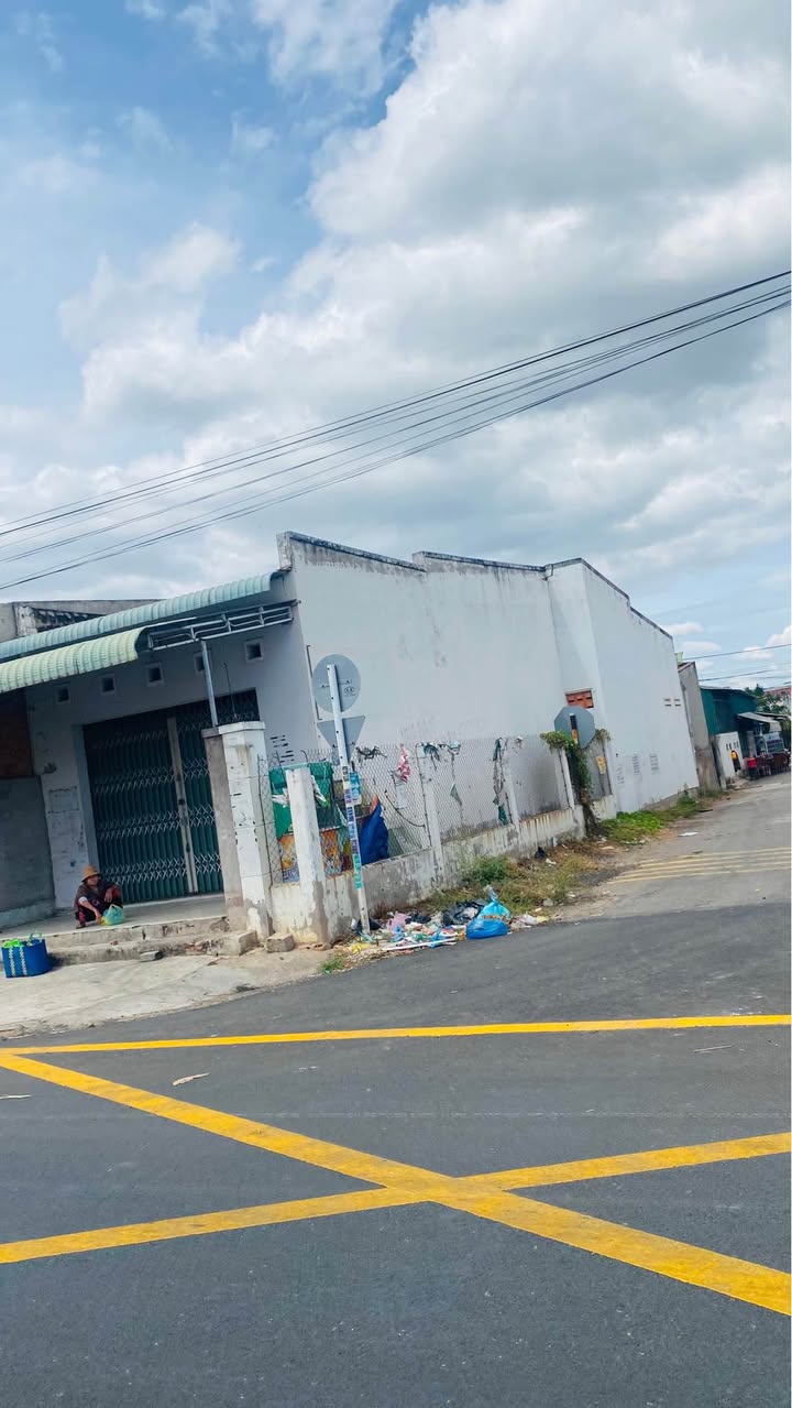 Nhà góc 2 mặt tiền Quốc Lộ 1A, thị trấn Phú Long, 165m² chỉ 4.2 tỷ - Cơ hội đầu tư hấp dẫn!