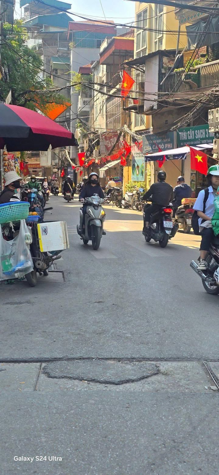 Nhà Đống Đa 33m² giá 10.9 tỷ - Mặt ngõ kinh doanh sầm uất!