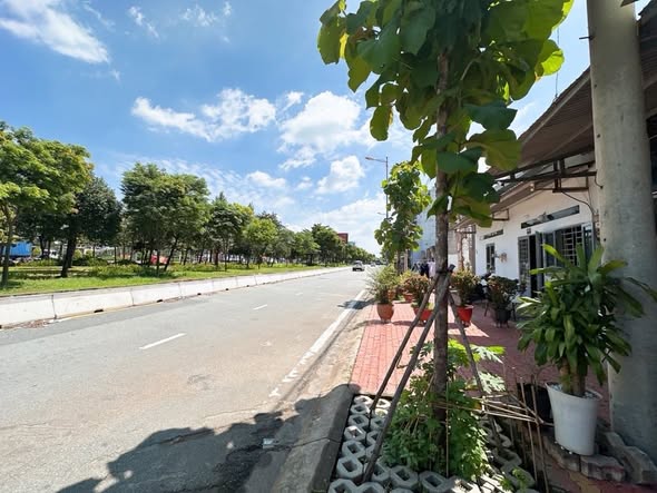 Bán gấp FrontHouse MT Song Hành Q9, 100m² giá 22 tỷ - Tiềm năng kinh doanh lớn!