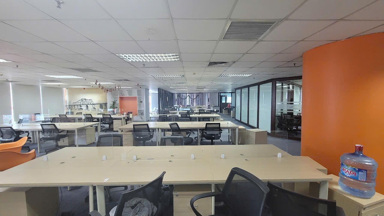 Cho thuê văn phòng sang trọng 200m² tại Hoàng Quốc Việt - Vào làm việc ngay!