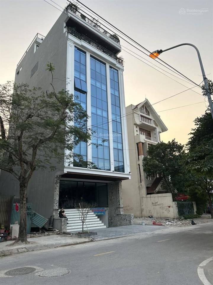 Cho thuê tòa nhà văn phòng Cầu Diễn 150m² giá 75 triệu - Thiết kế hiện đại, tiện nghi đầy đủ!