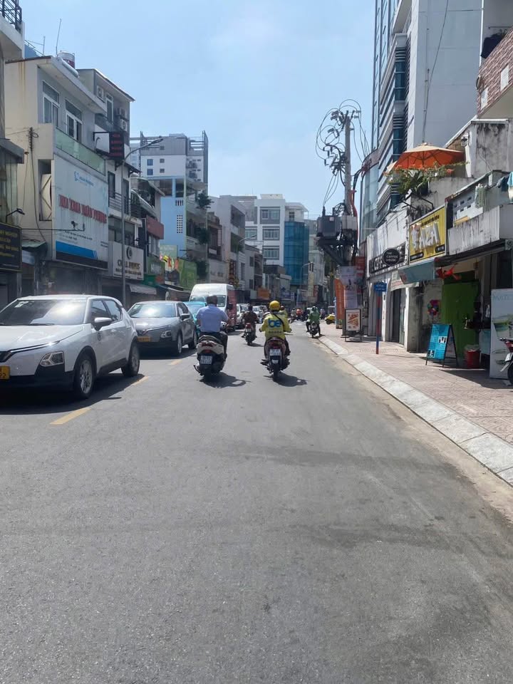 Nhà 2 Tầng Hẻm 1 Trục Huỳnh Văn Bánh 92m² giá chỉ 10.8 tỷ - An ninh và yên tĩnh!