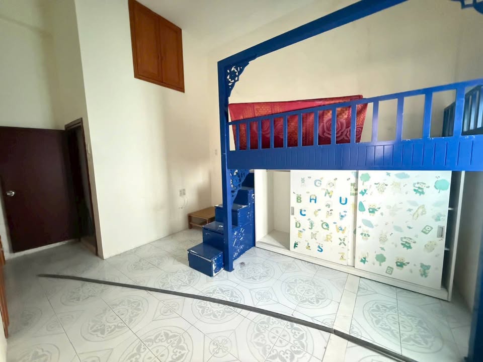 Nhà 3 tầng cho thuê hẻm Tuệ Tĩnh Nha Trang 13 triệu - Nội thất đầy đủ, thoáng mát!