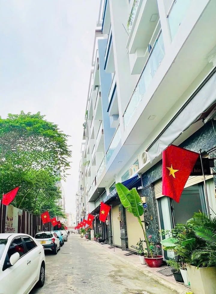 Nhà phố 6 tầng Lạc Long Quân, Quận 11, 40m² - Sổ hồng chính chủ, giá chỉ 9.x tỷ!