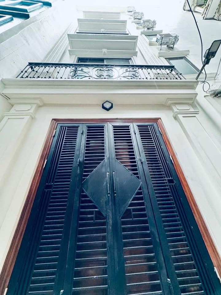 Nhà phố 6 tầng Nguyễn Văn Huyên, Nghĩa Tân 38m² giá 9 tỷ - Thiết kế hiện đại, thang máy tiện nghi!