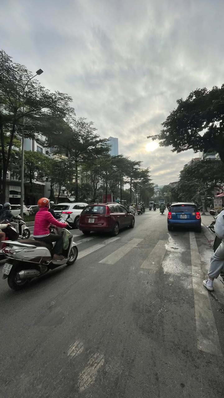 Bán gấp mặt phố kinh doanh Nguyễn Khánh Toàn 80m² giá 23.89 tỷ - Tiềm năng sinh lời cao!