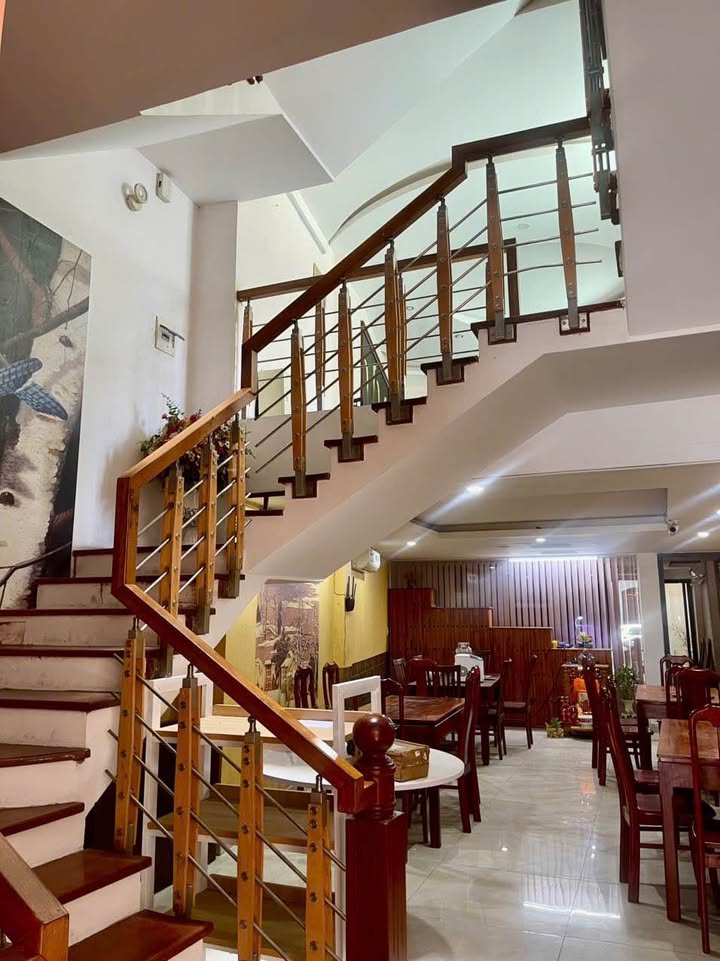 Nhà 3 tầng Đường Đỗ Quang, 127m² giá 16 tỷ - Vị trí đẹp, tiện nghi!