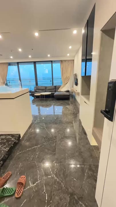 Căn hộ 2PN tại Sunshine Golden River, Tây Hồ 124m² giá 23 triệu - Sẵn sàng vào ở ngay!