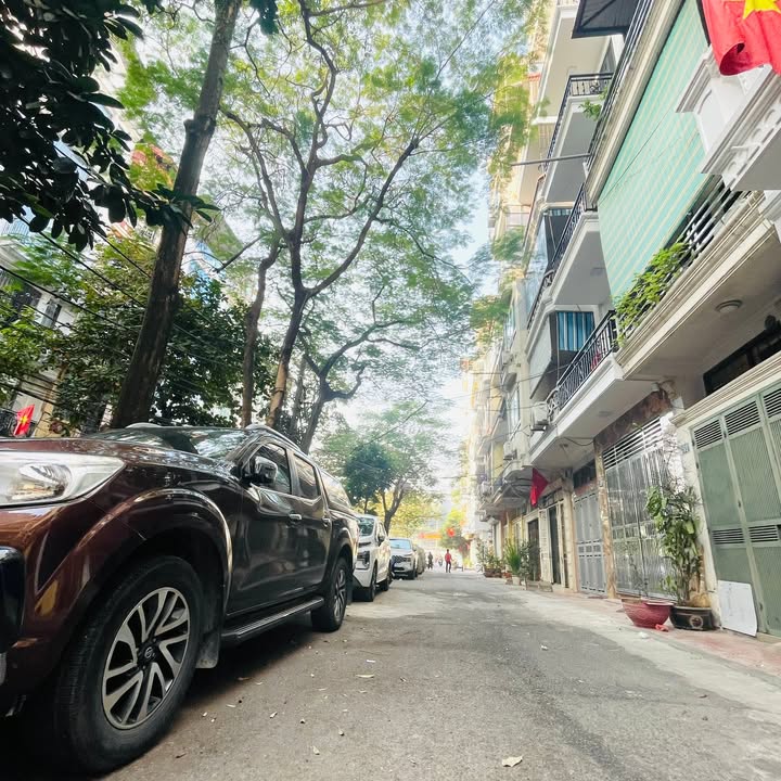 Nhà 4 tầng Hồng Hà 30m² giá 12.3 tỷ - Không gian xanh lý tưởng!