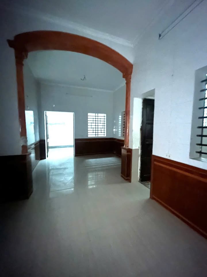 Nhà cho thuê Nguyễn Thái Học 210m² giá 7 triệu - Sân rộng thoải mái!