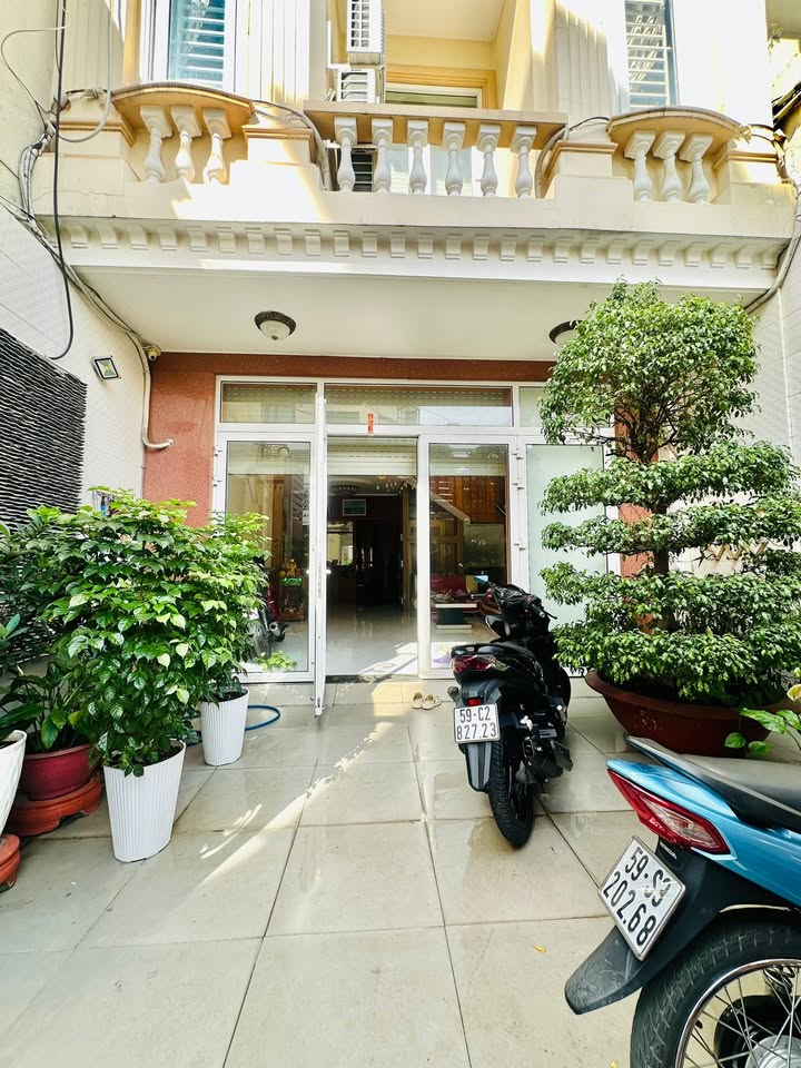 Nhà mặt tiền đường Nguyễn Văn Đậu, Phú Nhuận 100m² - Thiết kế đẹp, thang máy hiện đại!