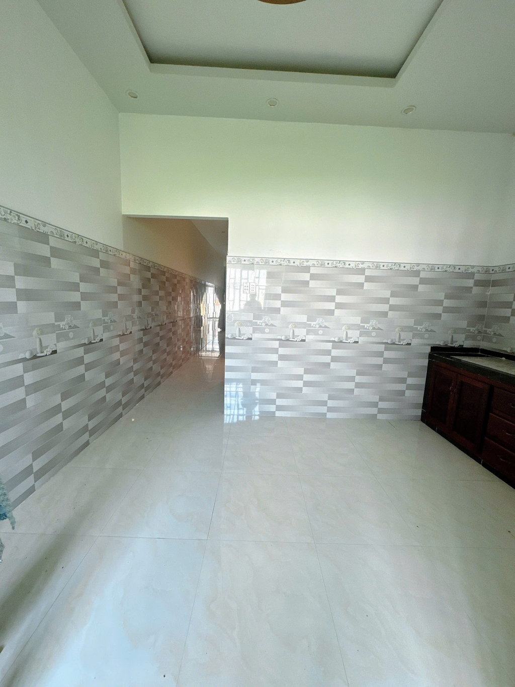 Bán nhà mới xây đường ô tô Phường Phú Tân, giá 1.65 tỷ - Sân trước rộng rãi!