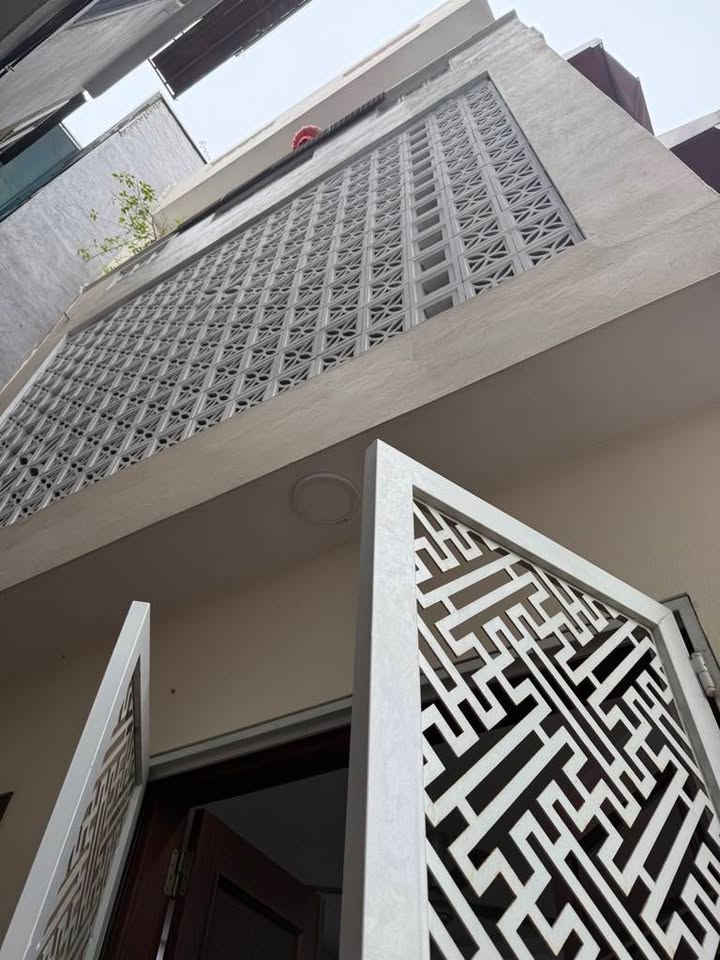 Nhà 3 tầng Tứ Liên 38m² giá 4.4 tỷ - Ô tô gần, tiện ích đầy đủ!