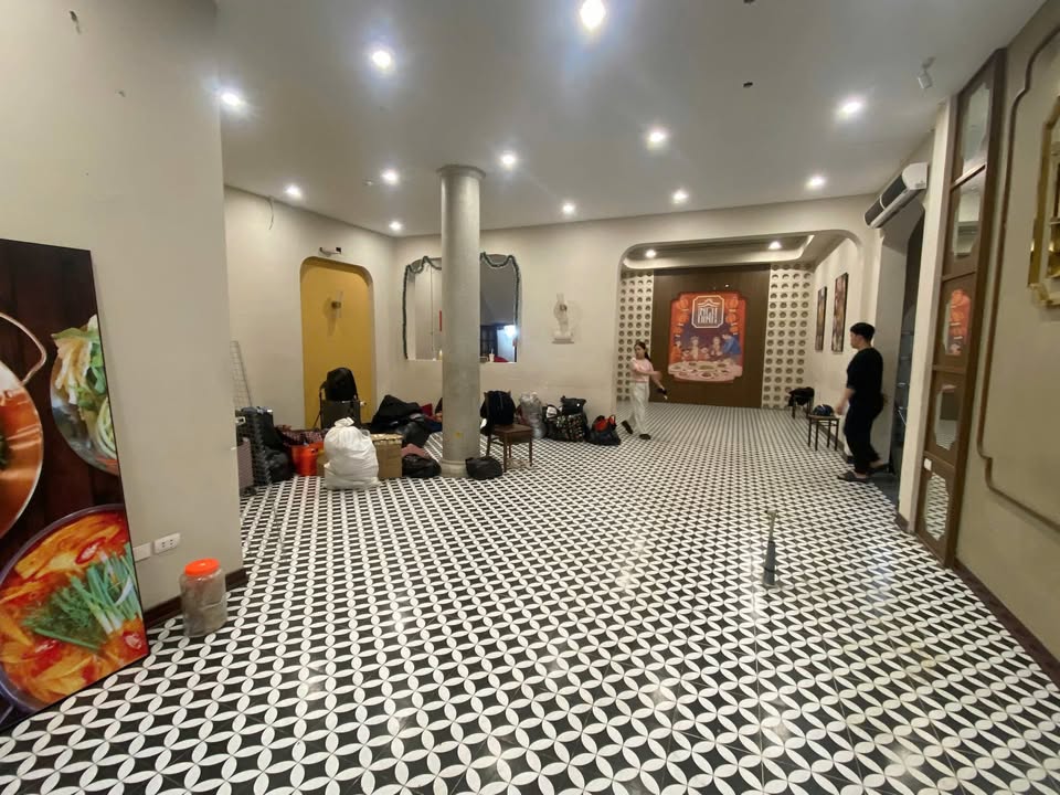 Cho thuê nhà mặt phố Dịch Vọng Hậu, Cầu Giấy 120m² giá 120 triệu - Kinh doanh sầm uất!