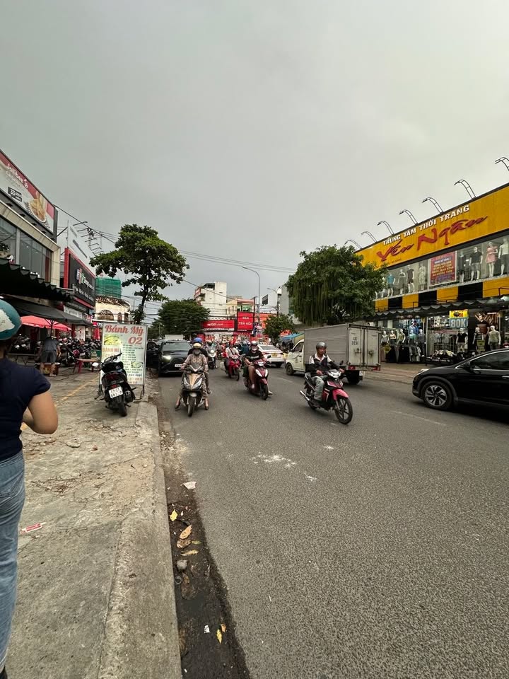 Khách sạn 6 tầng mặt tiền đường Ông Ích Khiêm 110m² giá 20 tỷ - Cơ hội đầu tư sinh lời!