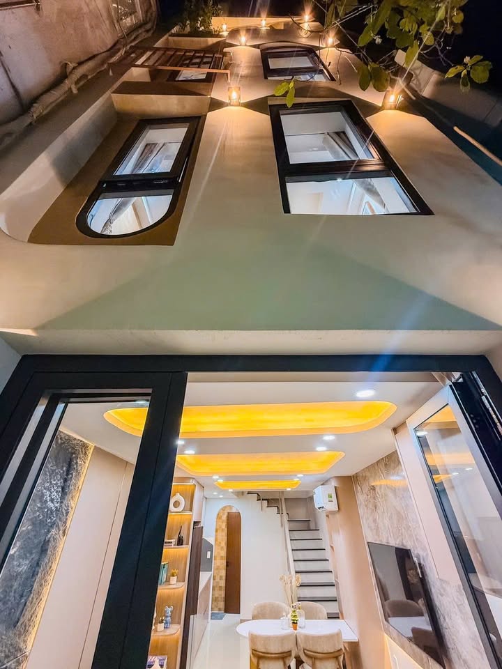 Nhà phố 4 tầng tại Cầu Kiệu, Phú Nhuận, 27m² - Thiết kế hiện đại, giá 5.99 tỷ!