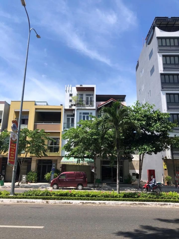 Nhà phố 4 tầng mặt tiền đường 3 Tháng 2 - Hải Châu, Đà Nẵng, 95m² - Thiết kế hiện đại, vị trí đắc địa!