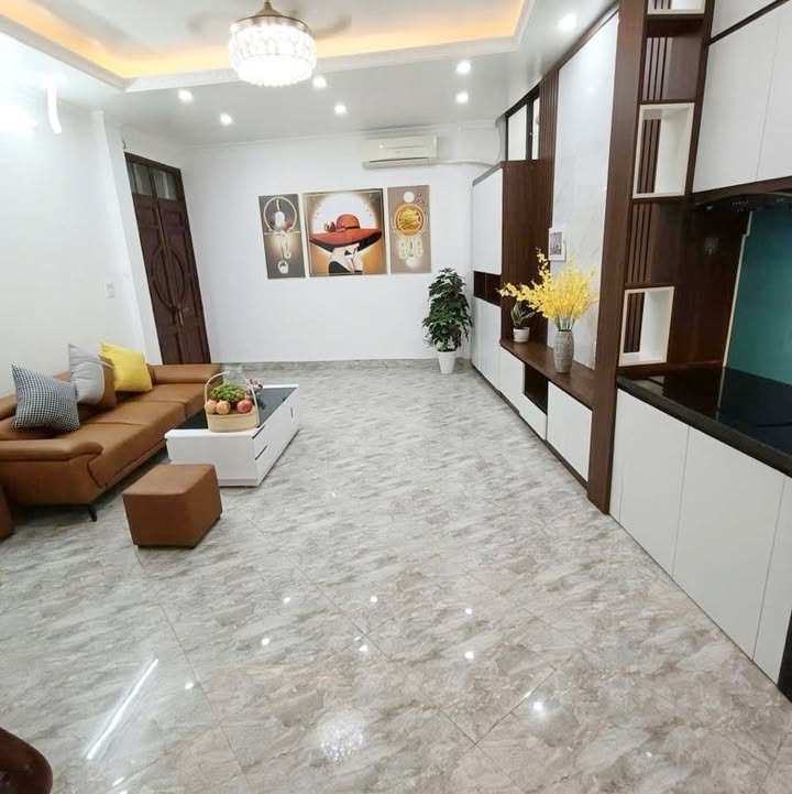 Nhà đẹp Bồ Đề 35m² giá 7.6 tỷ - Full nội thất, sẵn sàng ở ngay!