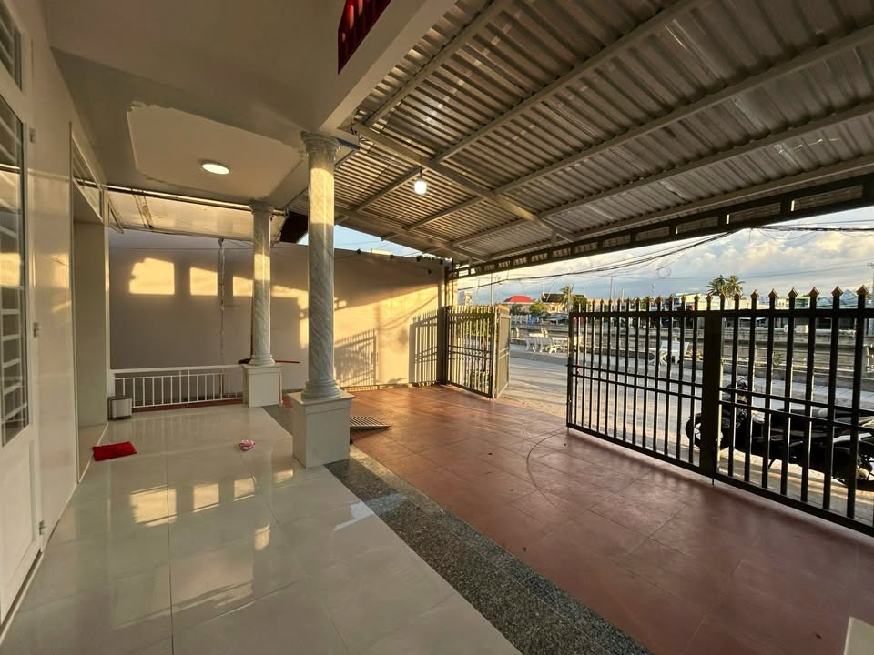 Nhà phố Hoàng Quốc Việt, Q. Ninh Kiều 220m² giá 6.5 tỷ - View sông đẳng cấp, gần chợ!