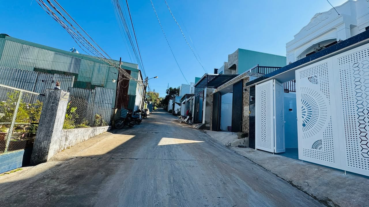 Nhà phố hẻm Nguyễn Thiếp, Pleiku 106m² giá 2.3 tỷ - Thiết kế hiện đại, đầy đủ tiện nghi!