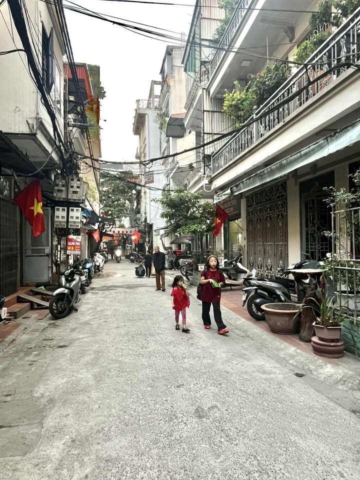 Nhà Đẹp 4 Tầng Tân Ấp Ba Đình 42m² giá 10.36 tỷ - Full Nội Thất Ô Tô Đỗ Cạnh Nhà!