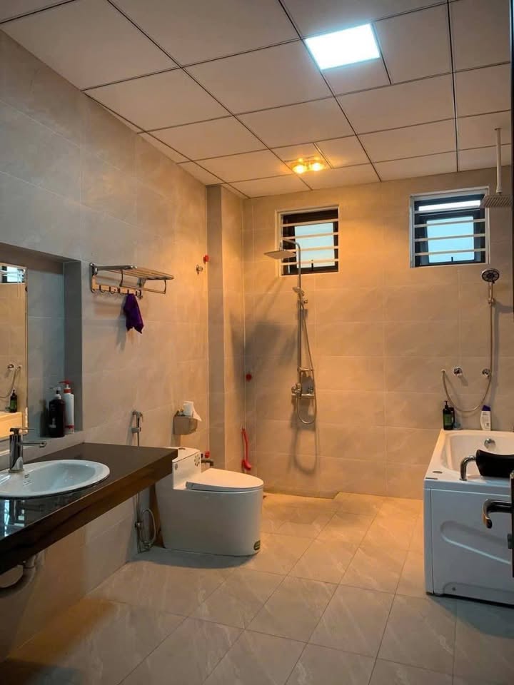 Nhà cho thuê 4 tầng tại Đông Vệ - Phù hợp làm văn phòng, spa