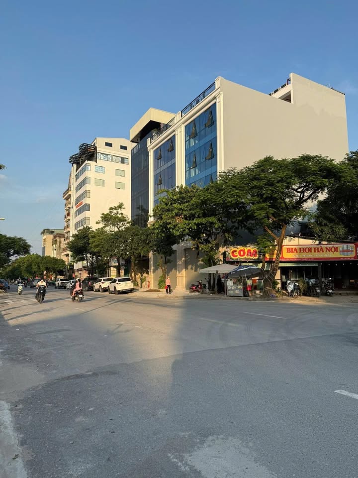 Nhà mặt phố Phúc Diễn 152m² giá 76.8 tỷ - Sổ đỏ đẹp, thang máy hiện đại!