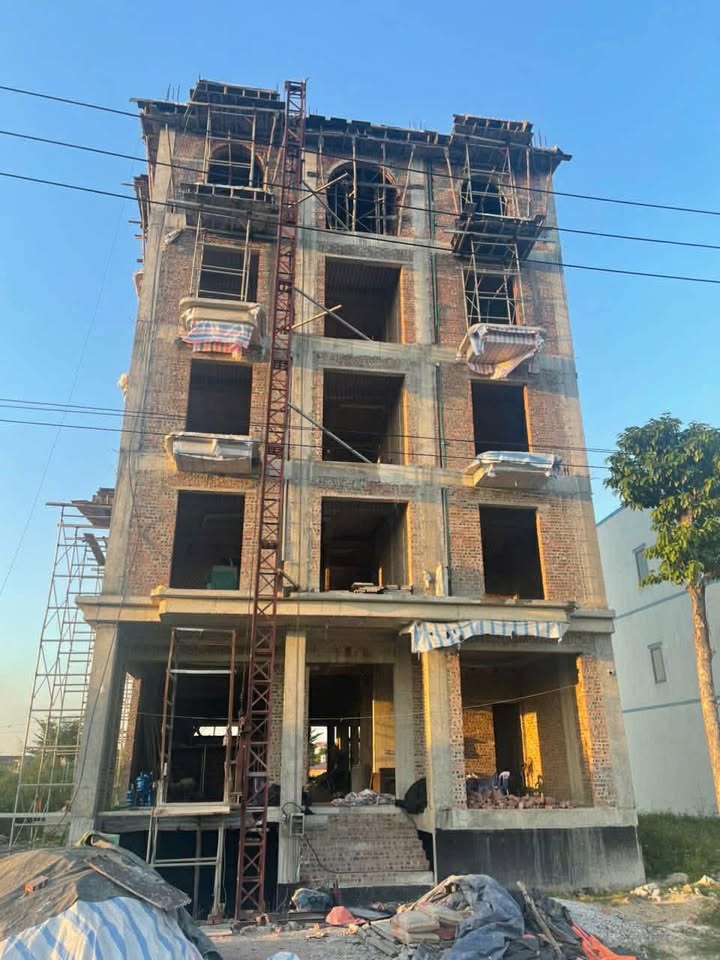 Nhà 6 tầng Lèo - Kép 240m² giá 1x tỷ - Đầu tư sinh lời ngay!